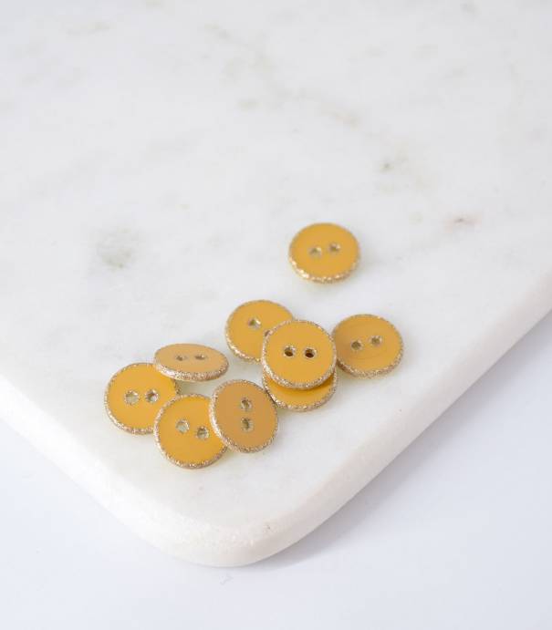 Boutons moutarde contour doré