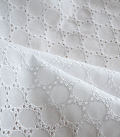 Coton brodé ajouré Médaillon - blanc Coton brodé ajouré Médaillon - blanc