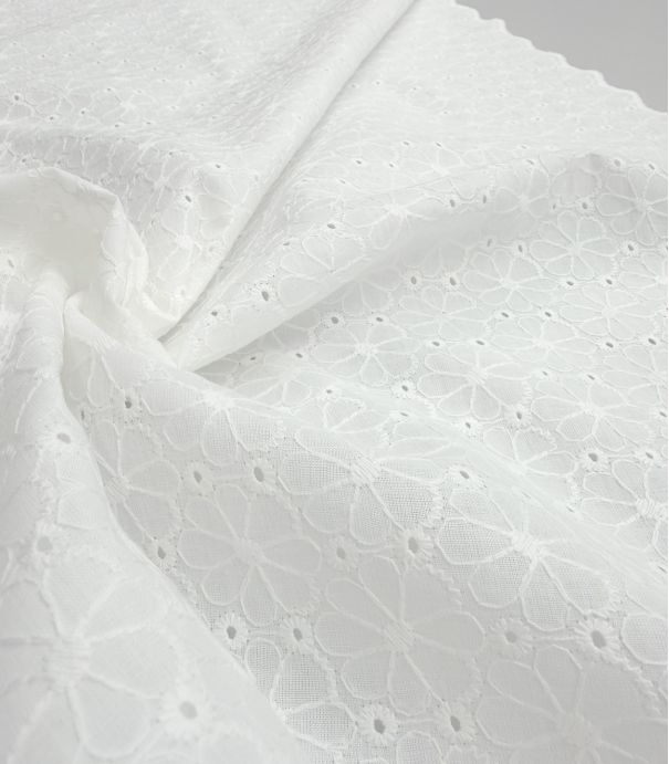 Tissu broderie anglaise festonnée - Pâquerette
