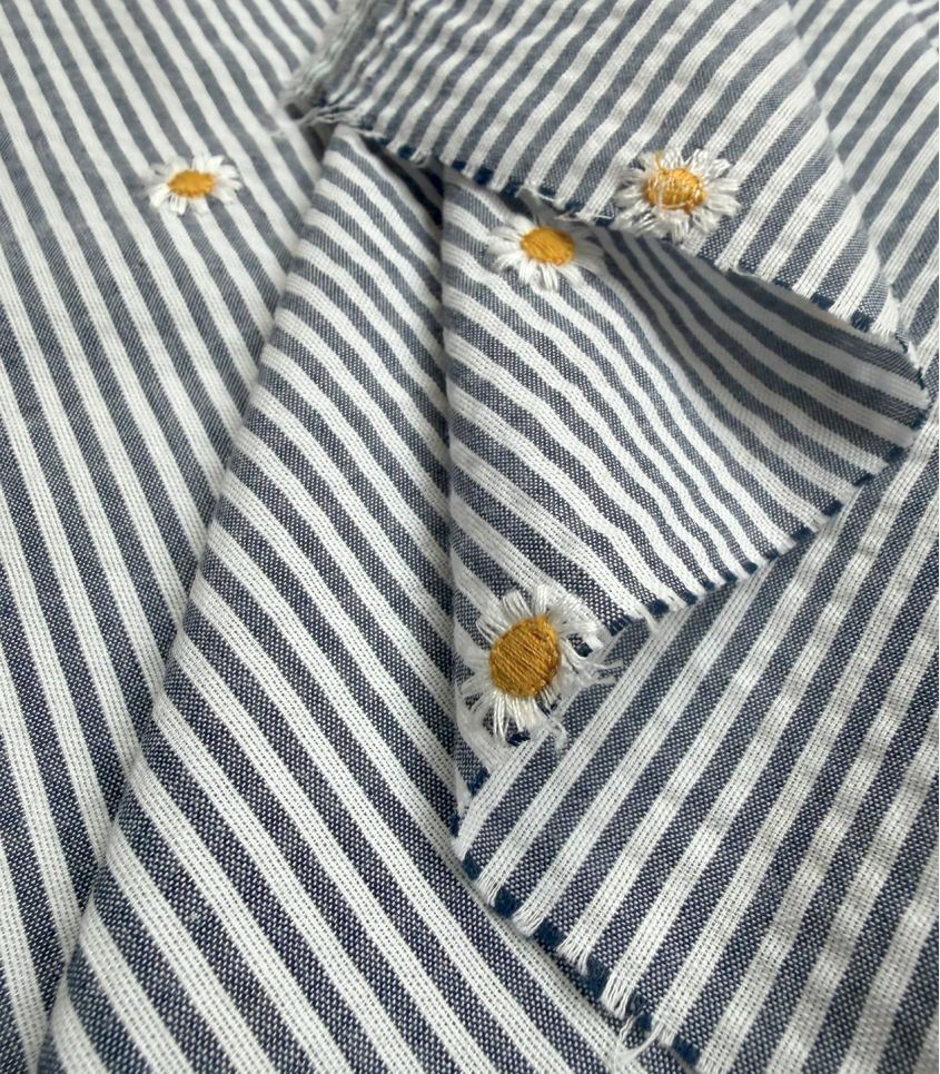 Tissu seersucker marine - Pâquerettes Tissu seersucker marine - Pâquerettes