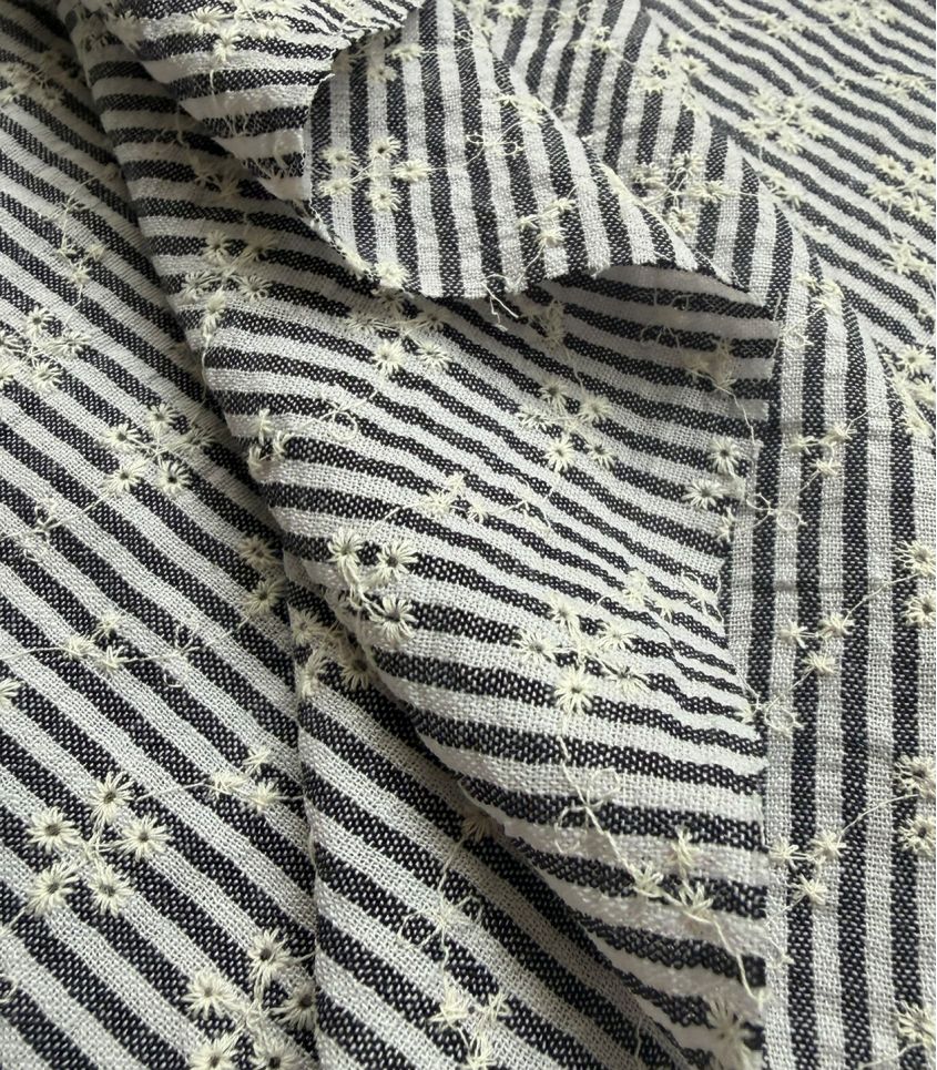 Broderie anglaise - Rayée noit Broderie anglaise - Rayée noit