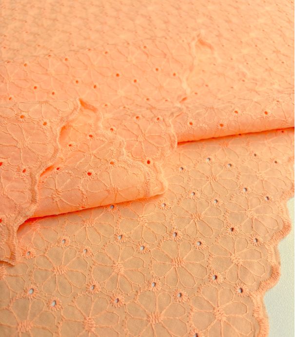 Tissu broderie anglaise festonnée - Pâquerette Abricot