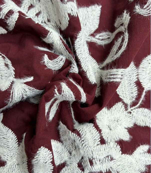 Tissu brodé - Fleurs d'hiver bordeaux