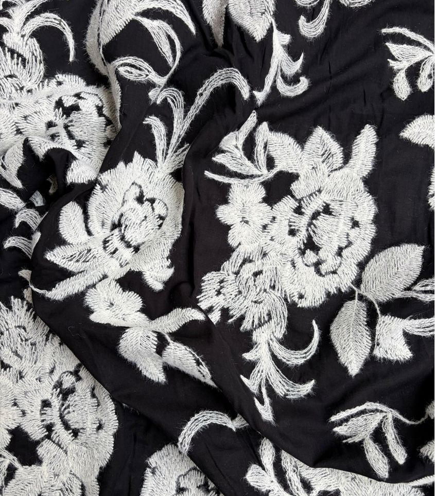 Tissu brodé - Fleurs d'hiver noir