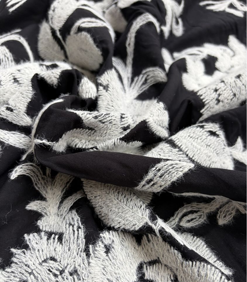 Tissu brodé - Fleurs d'hiver noir Tissu brodé - Fleurs d'hiver noir