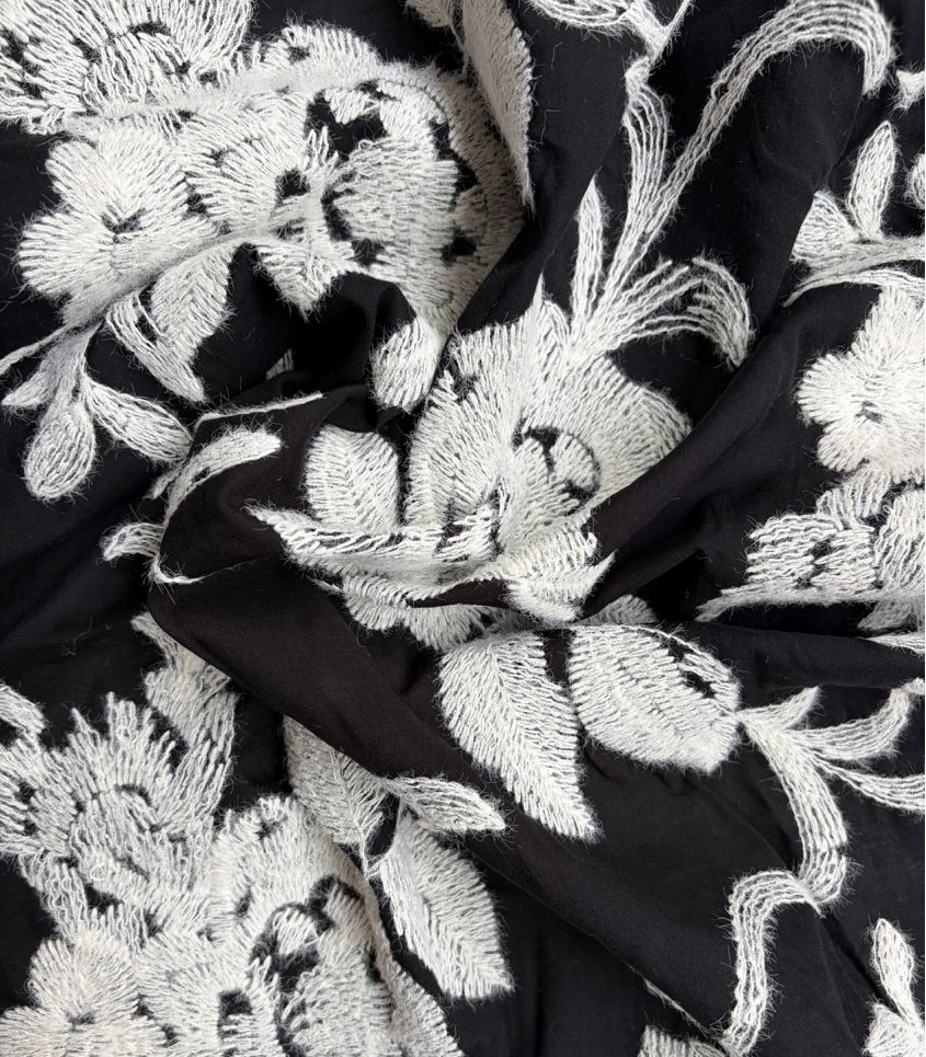 Tissu brodé - Fleurs d'hiver noir Tissu brodé - Fleurs d'hiver noir