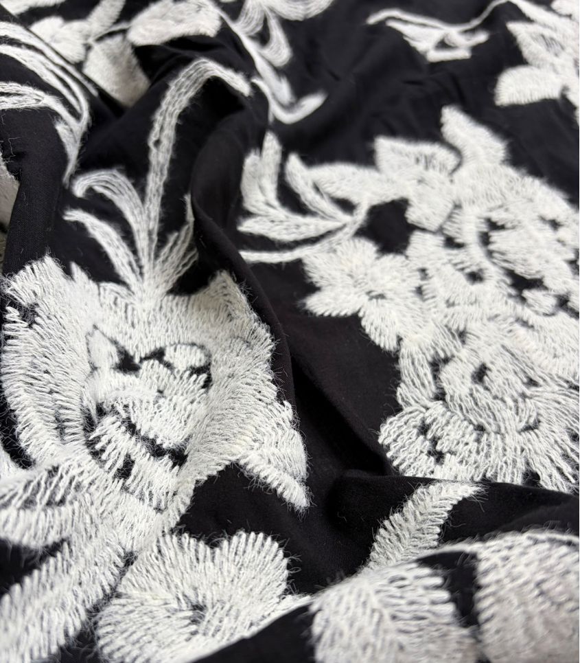 Tissu brodé - Fleurs d'hiver noir Tissu brodé - Fleurs d'hiver noir