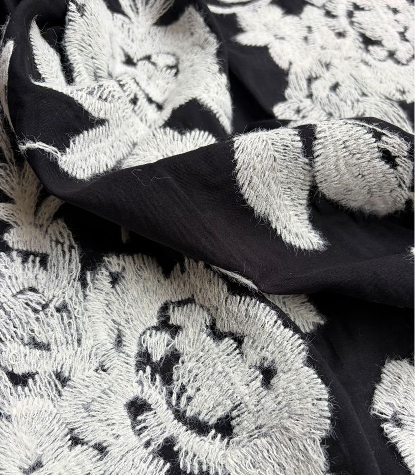 Tissu brodé - Fleurs d'hiver noir Tissu brodé - Fleurs d'hiver noir