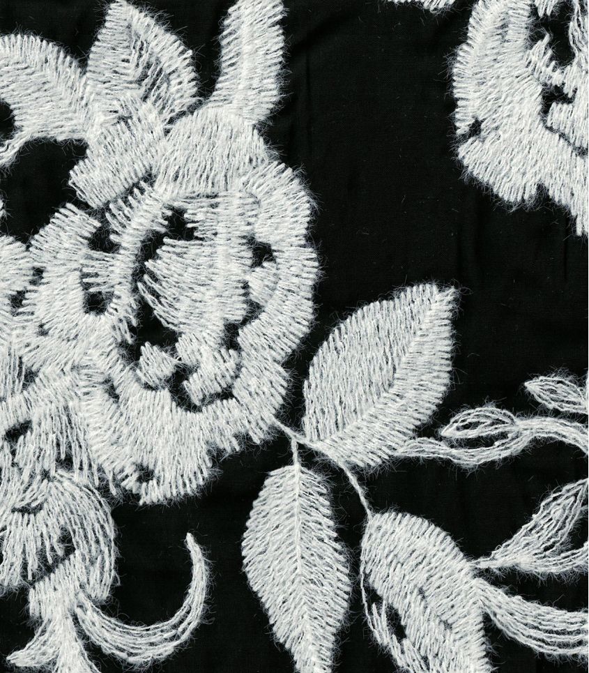 Tissu brodé - Fleurs d'hiver noir Tissu brodé - Fleurs d'hiver noir