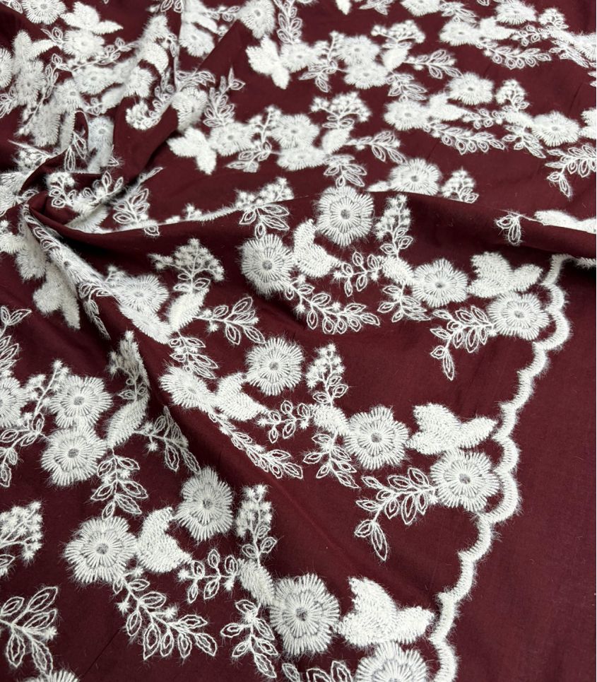 Tissu brodé Fleurs d'hiver - Feston bordeaux