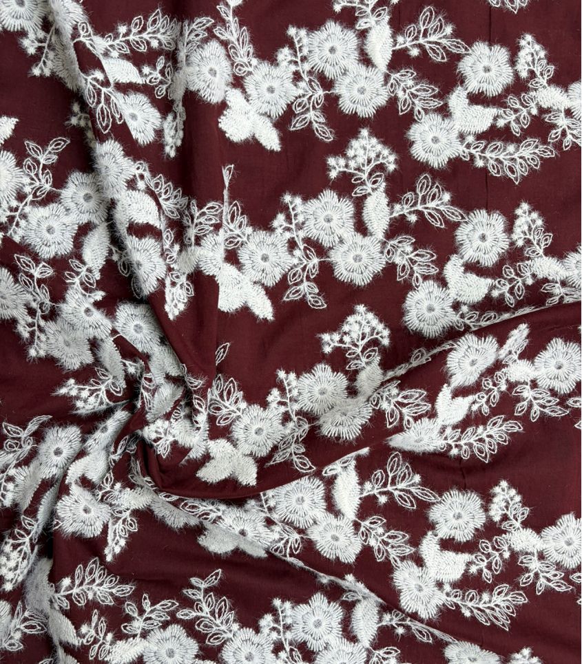 Tissu brodé Fleurs d'hiver - Feston bordeaux Tissu brodé Fleurs d'hiver - Feston bordeaux
