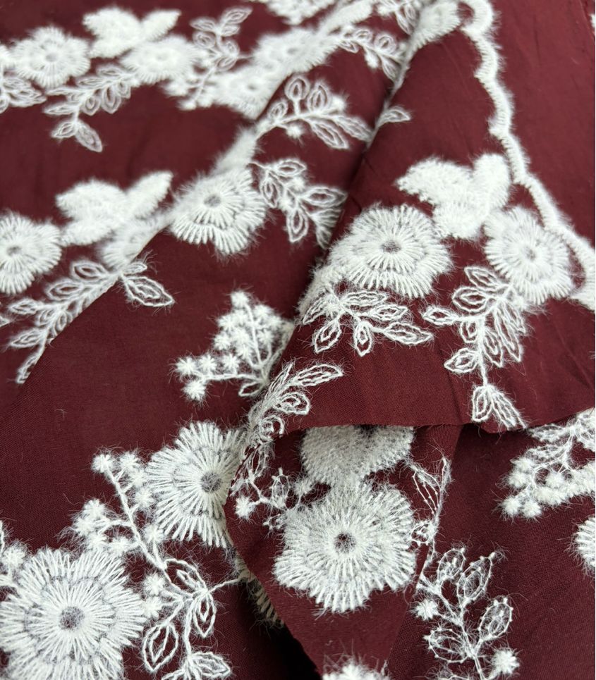 Tissu brodé Fleurs d'hiver - Feston bordeaux Tissu brodé Fleurs d'hiver - Feston bordeaux