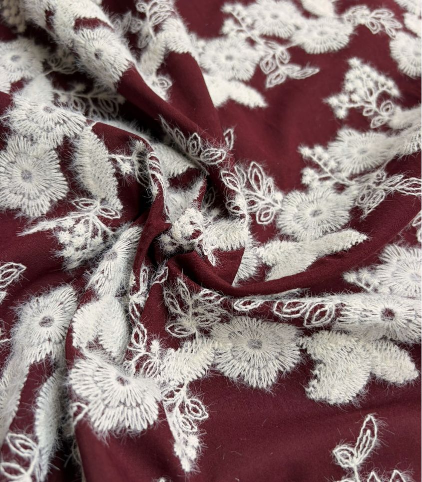 Tissu brodé Fleurs d'hiver - Feston bordeaux Tissu brodé Fleurs d'hiver - Feston bordeaux