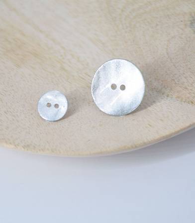 Boutons nacre irisé argent